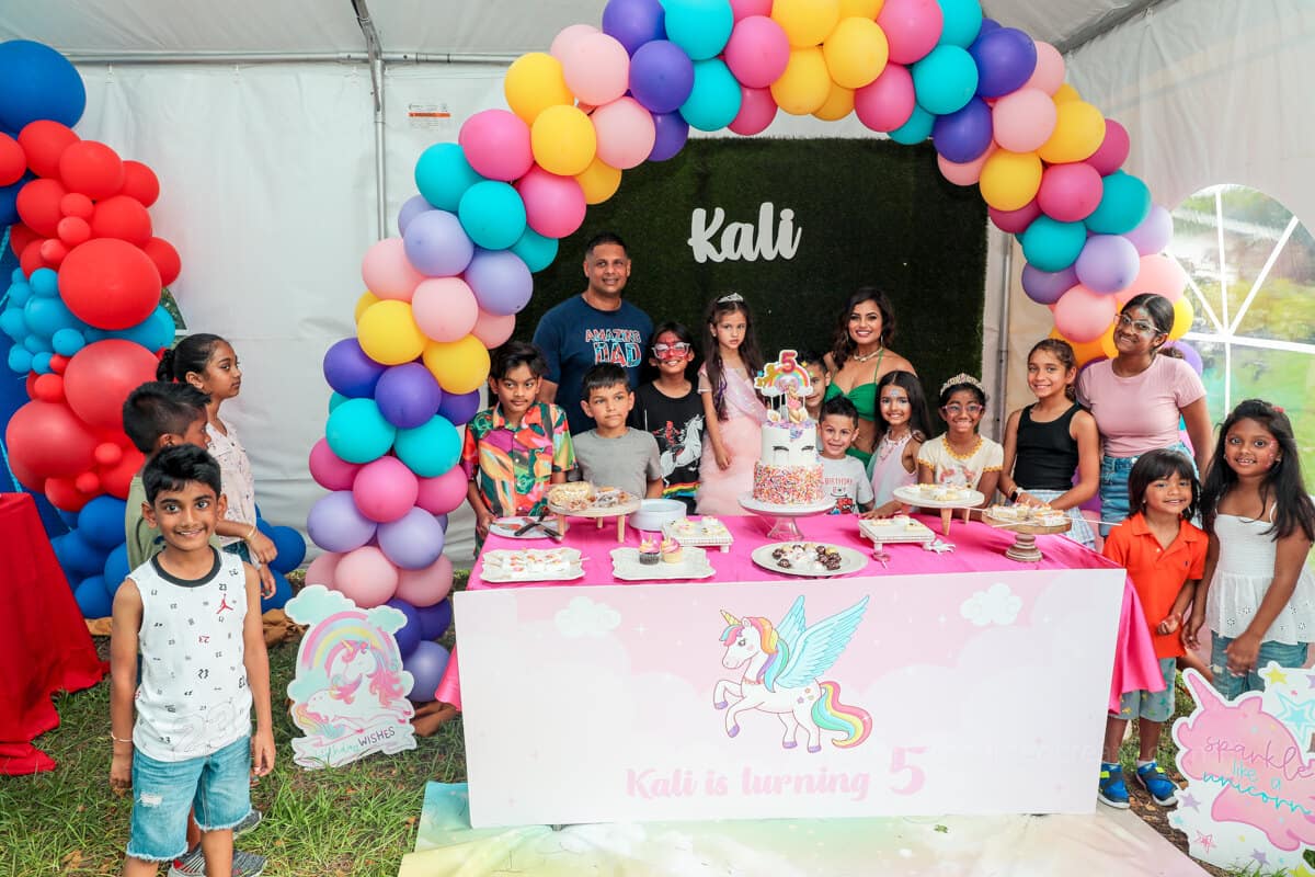 Smiling family celebrating a kid’s birthday party in Miami, captured by a professional photographer