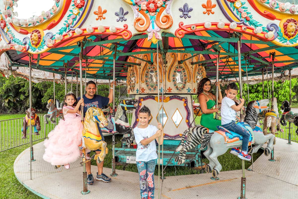Smiling family and kids celebrating a birthday party, captured by a Miami photographer
