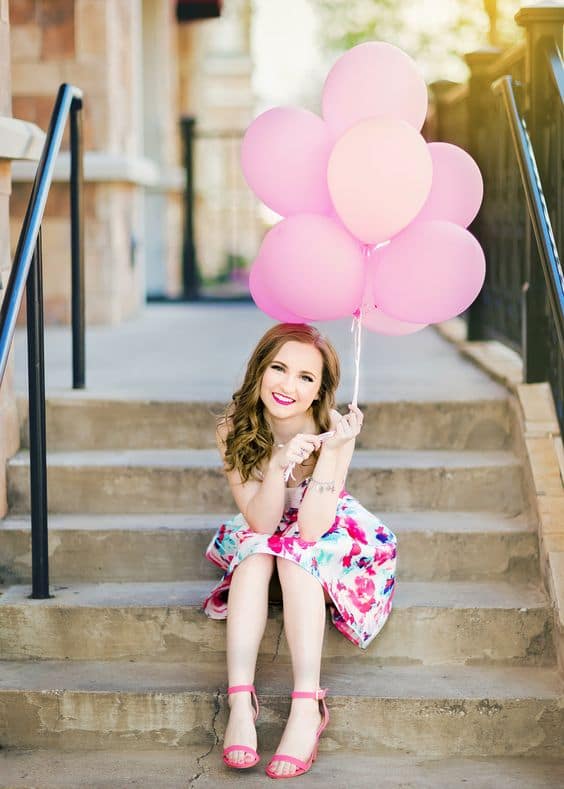 9 Creative Graduation Photoshoot Ideas 2024 For Memorable Day 15 Seniors with Balloons photoshoot