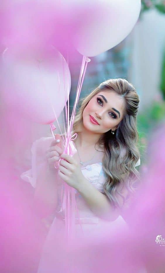 9 Creative Graduation Photoshoot Ideas 2024 For Memorable Day 16 Seniors with Balloons photography